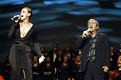Momento di spettacolo sul palco della Fenice - Serena Autieri duetta con Lucio Dalla